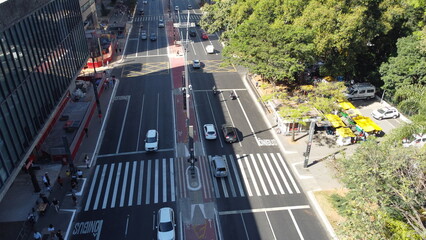 Visão aérea do trânsito da cidade brasileira de são paulo, sp, brasil na avenida paulista