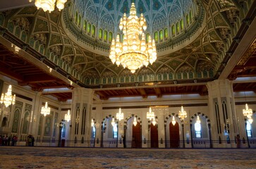 Obraz premium Lámpara colgante en la Gran Mezquita de Sultan Qaboos, Sultanato de Omán