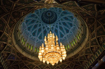 Lámpara colgante en la Gran Mezquita de Sultan Qaboos, Sultanato de Omán
