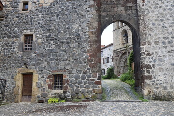 Ancienne porte de ville, village de Arlempdes, département de la Haute Loire, France