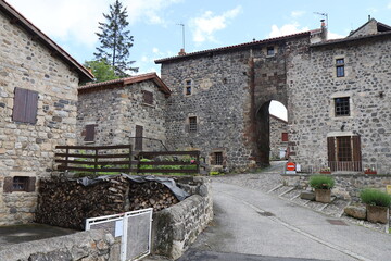 Ancienne porte de ville, village de Arlempdes, département de la Haute Loire, France