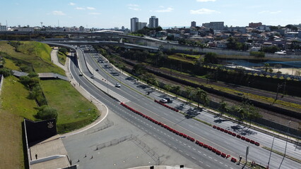 Veículos na avenida radial leste no bairro de Itaquera, cidade de são paulo, brasil.