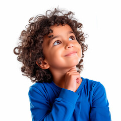 criança feliz olhando para cima pensativo