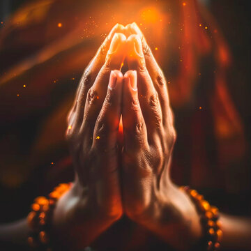 rezando com as m&atilde;os com f&eacute; e cren&ccedil;a na religi&atilde;o