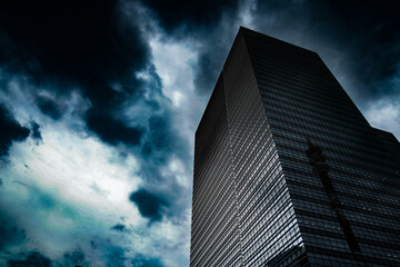 雲の切れ間の高層ビル