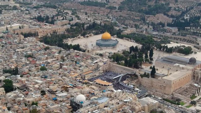 Drone zooms in over western wall during priestly blessing
Jewish worshippers gather for the Birkat Kohanim (priestly blessing) at the Western Wall in Jerusalem, aerial view,2024

