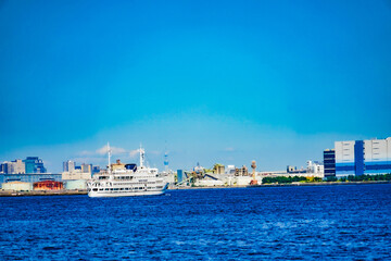 白い船と都市風景