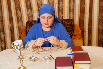 A Jewish woman is fingering her rosary at the table