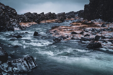 凍える川の夕景