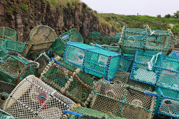 Körbe für Fischzucht im Meer, Schottland