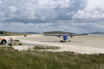 Barra Strandflughafen mit Flugzeug, Schottland