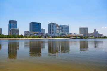 東京都港区 お台場のビーチとビル群