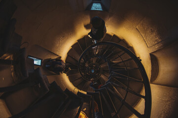 ライトアップされたスパイラル階段