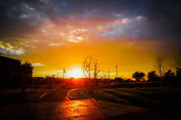 Obraz premium 夕焼け空と遊歩道