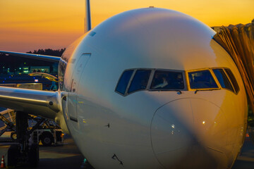 飛行機と夕暮れ