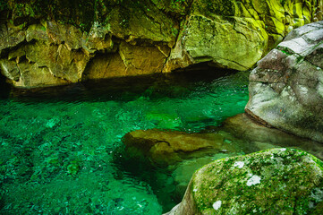 柿其渓谷　エメラルドグリーンのの水