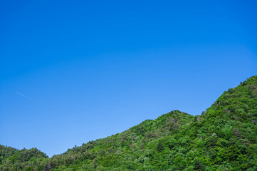 青空と新緑の山
