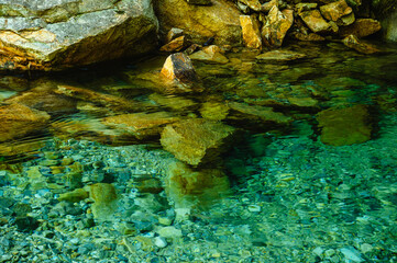 柿其渓谷のエメラルドグリーンの清流