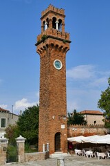 Fototapeta premium Le campanile de l’ancienne église San Stefano sur l’ile de Burano dans la lague de Venise