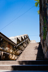 Naklejka premium Stone steps on the shore in an urban environment