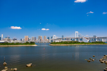 東京都港区 お台場海浜公園、展望デッキから見るレインボーブリッジ