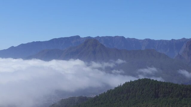 Timelapse o movimiento r&aacute;pido de las nubes sobre la isla de La Palma, Canarias. Sobresale el pico Bejenado, y al fondo las paredes de la Caldera de Taburiente.
