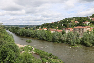 Fototapeta premium Le fleuve Loire, ville de Brives-Charensac, département de la Haute Loire, France