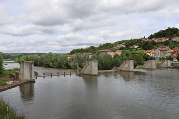 Barrage sur le fleuve Loire, ville de Brives-Charensac, département de la Haute Loire, France