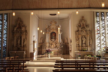 Blick in die Katholische Pfarrkirche Maria in der Zarten im Zentrum der Gemeinde Hinterzarten im...