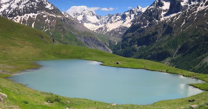 Lac du Pontet au printemps au Parc national des &Eacute;crins