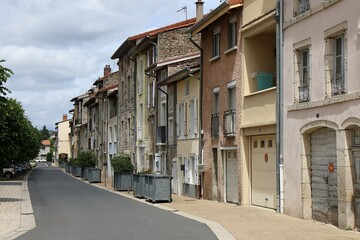 Rue typique, ville de Brives-Charensac, département de la Haute Loire, France