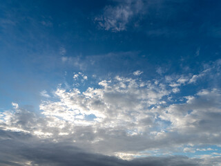 早朝の青空と白い雲