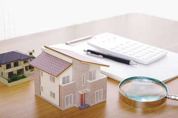 住宅の金額を査定しているイメージ