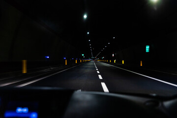 viaggiare in una galleria buia in autostrada