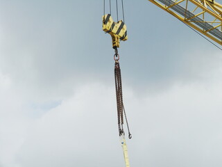 Dźwig na budowie - podnoszenie i transport materiałów © tomo81