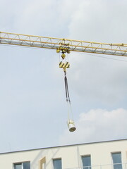 Dźwig na budowie - podnoszenie i transport materiałów © tomo81