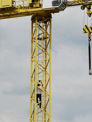 Dźwig budowlany (żuraw) z widoczną suwnicą oraz konstrukcją © tomo81