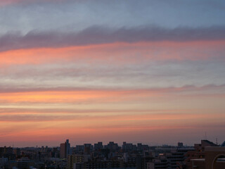 Fototapeta premium 神戸市東灘区のマンションの高層階からの夜明け。空がオレンジ色からブルーのグラデーションに染まる