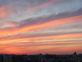 神戸市東灘区のマンションの高層階からの夜明け。空がオレンジ色からブルーのグラデーションに染まる