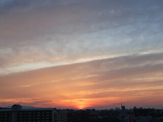 神戸市東灘区のマンションの高層階からの夜明け。空がオレンジ色からブルーのグラデーションに染まる