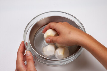 皮を剥いた里芋をボウルに入れ、水を入れて塩を降って滑りをとる