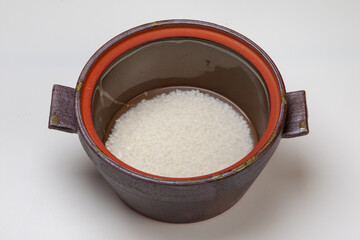 研いだ米を土鍋に入れて水を入れる