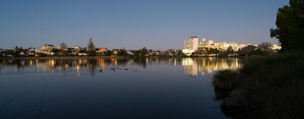 Naklejka premium Panorama of Hamilton Lake (Lake Rotoroa) at dusk