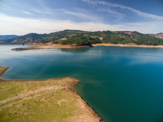 Fototapeta premium Reservoir lake reduced in volume due to drought conditions. Lost Creek Lake, Oregon, United States of America.