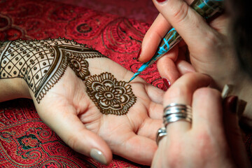 North America, USA, Washington. Indian Mehendi celebration.  Henna application and rituals. Hand.
