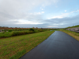 雨上がりの大和川河川敷