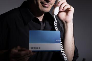 詐欺電話をかける男性　scam call