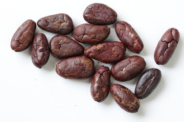 Obraz premium Cocoa beans on white background