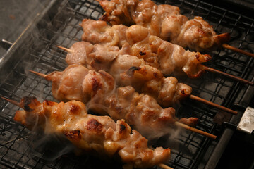焼き鳥を自宅て焼いているシーン