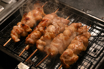 焼き鳥を自宅て焼いているシーン